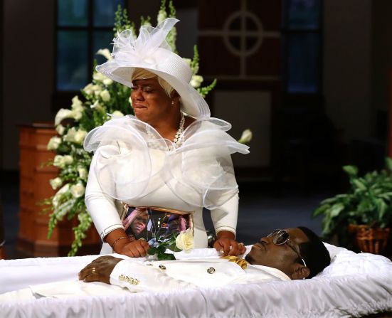 22 de junio –– Tomika Miller llora por su esposo, Rayshard Brooks, en su funeral en Atlanta. Brooks recibió un disparo mortal de un agente de policía de Atlanta después de un intento de arresto el 12 de junio. El tiroteo, en medio de protestas nacionales contra el racismo sistemático y la brutalidad policial, provocó la renuncia del jefe de policía de Atlanta y cargos penales contra el agente que disparó.