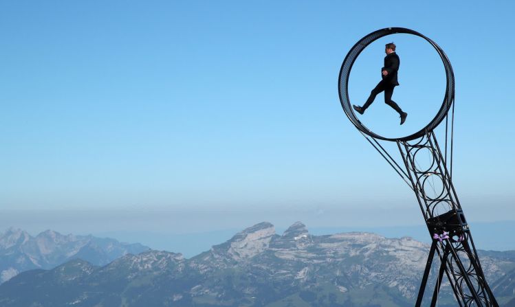 23 de junio –– El acróbata Ramon Kathriner realiza una maniobra de la Rueda de la Muerte durante el Glacier 3000 Air Show en Les Diablerets, Suiza.