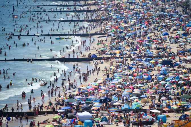 25 de junio –– Una playa llena de gente en Bournemouth, Inglaterra, durante una ola de calor. El primer ministro de Gran Bretaña, Boris Johnson, comenzó a flexibilizar las restricciones al coronavirus en mayo, pero las personas debían distanciarse unas de otras. Después de que miles de personas acudieron en masa a las playas, las autoridades del sur de Inglaterra lo declararon un "incidente importante".