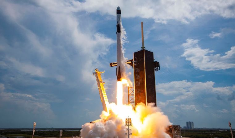 El cohete de SpaceX Falcon 9, que lleva a dos astronautas a la Estación Espacial Internacional, despega del Centro Espacial Kennedy en Cabo Cañaveral, Florida. El lanzamiento estaba originalmente programado para el 27 de mayo, pero fue pospuesto debido al mal tiempo y tuvo lugar el 30 de mayo.