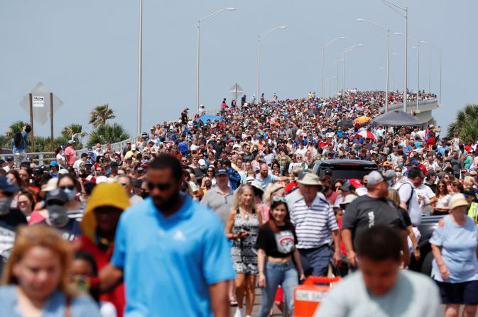 30 de mayo - Una multitud se reúne en Titusville, Florida, para ver el histórico lanzamiento de SpaceX. El cohete SpaceX Falcon 9 lanzó dos astronautas de la NASA hacia la Estación Espacial Internacional. Es la primera vez en la historia que una compañía aeroespacial comercial lleva a los humanos a la órbita de la Tierra.