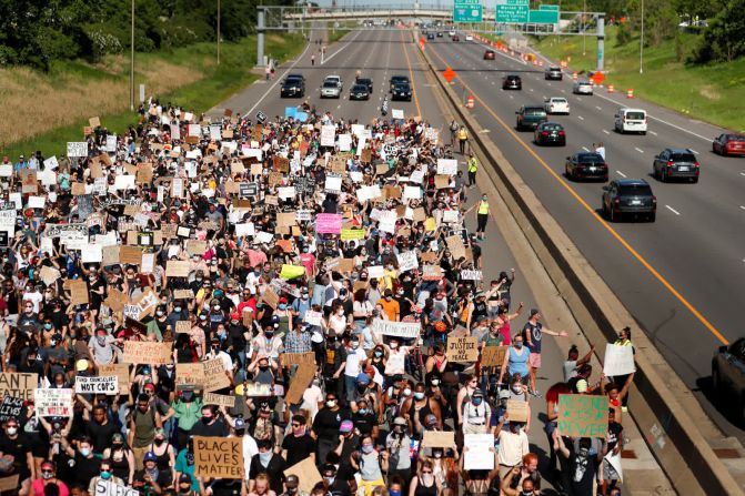 31 de mayo - Manifestantes bloquean una autopista en St. Paul, Minnesota, el 31 de mayo.