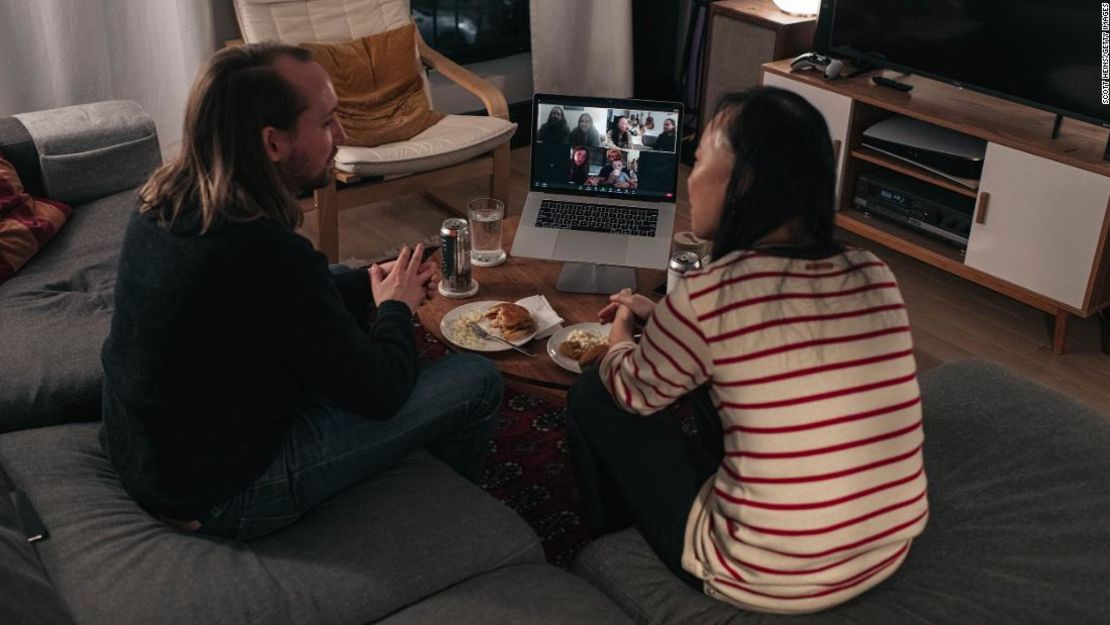 Una pareja celebra el Día de Acción de Gracias a través de una llamada de Zoom el 22 de noviembre de 2020 en Nueva York.