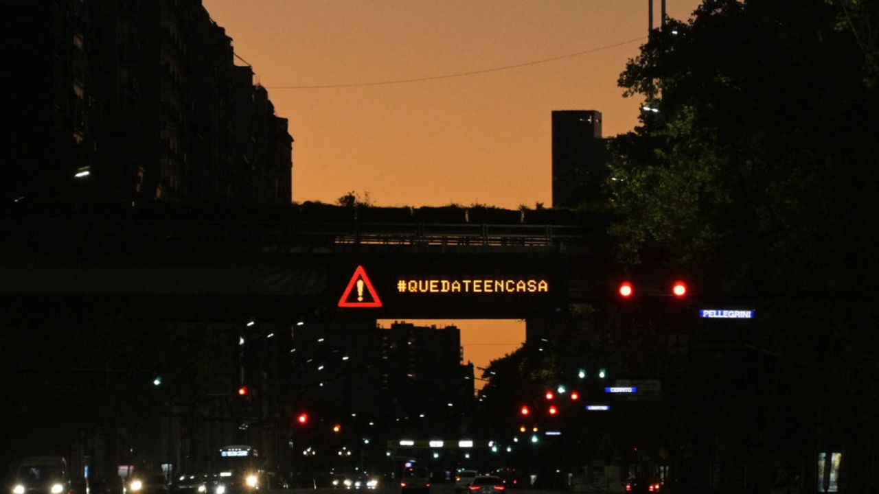 An electronic board reads "Stay at Home"  during the "preventative and compulsory" lockdown of the population due to the pandemic outbreak of the new Coronavirus, COVID-19 in Buenos Aires, Argentina on March 23, 2020. (Photo by JUAN MABROMATA / AFP)