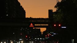 An electronic board reads "Stay at Home"  during the "preventative and compulsory" lockdown of the population due to the pandemic outbreak of the new Coronavirus, COVID-19 in Buenos Aires, Argentina on March 23, 2020. (Photo by JUAN MABROMATA / AFP)