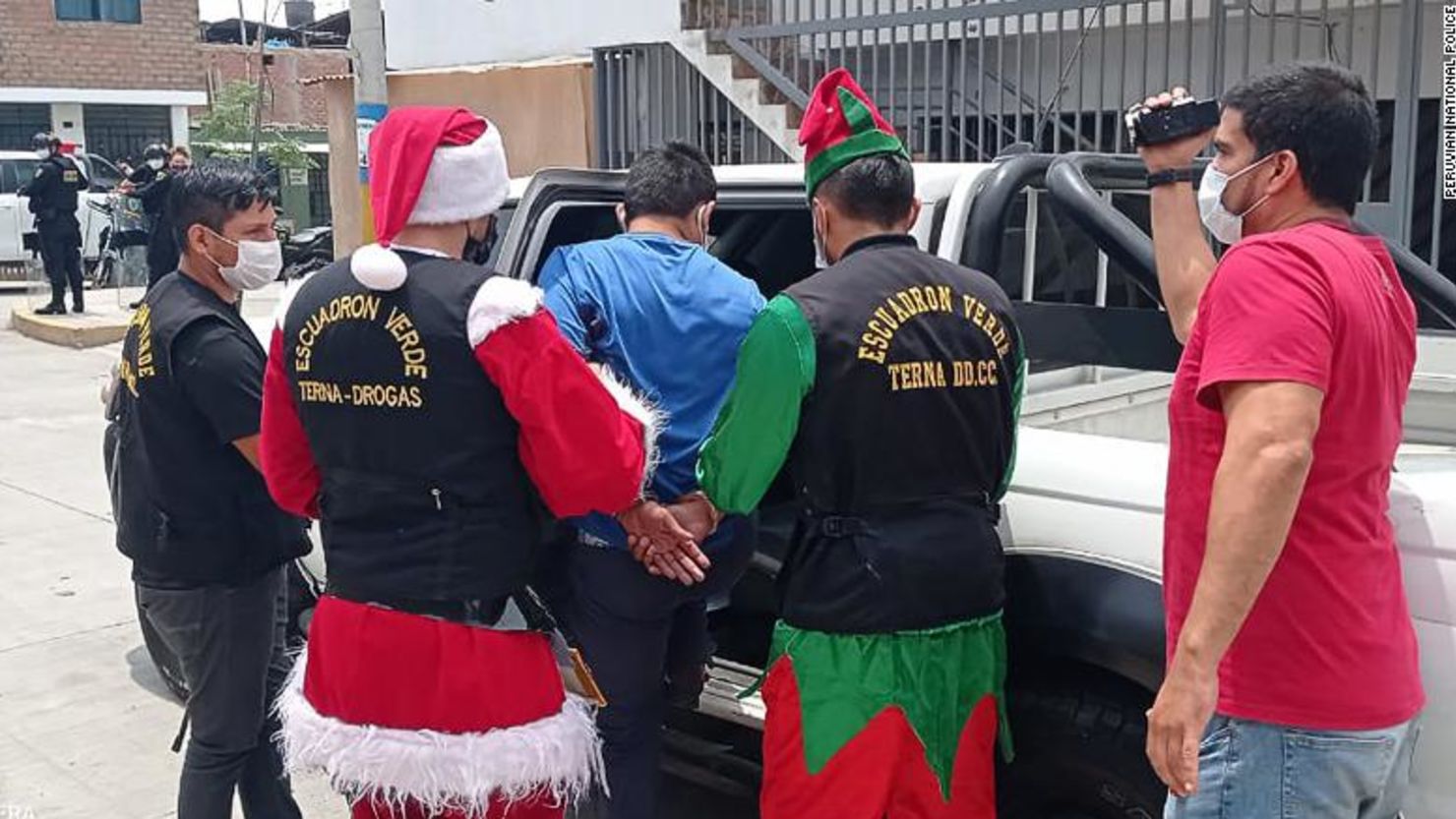 Miembros del escuadrón antidrogas de la policía peruana disfrazados de Santa Claus y un elfo se abalanzaron en una casa en Lima no para entregar regalos sino para capturar a un presunto traficante de cocaína y droga como parte de una operación antidrogas.