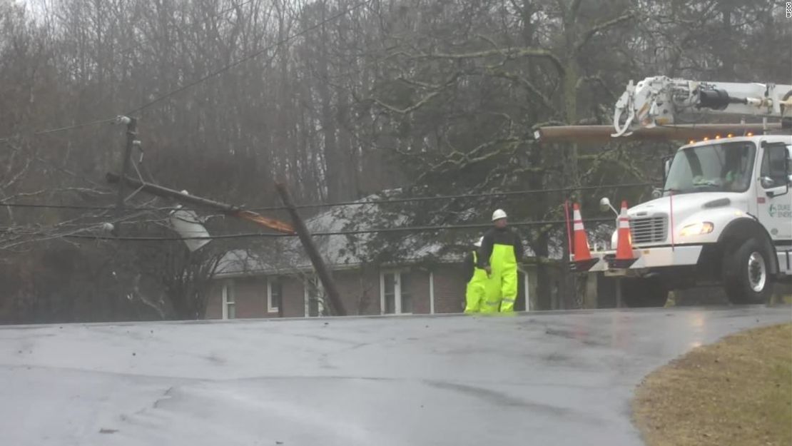 Un equipo interviene por un poste de servicio roto en el área de Charlotte, en Carolina del Norte.