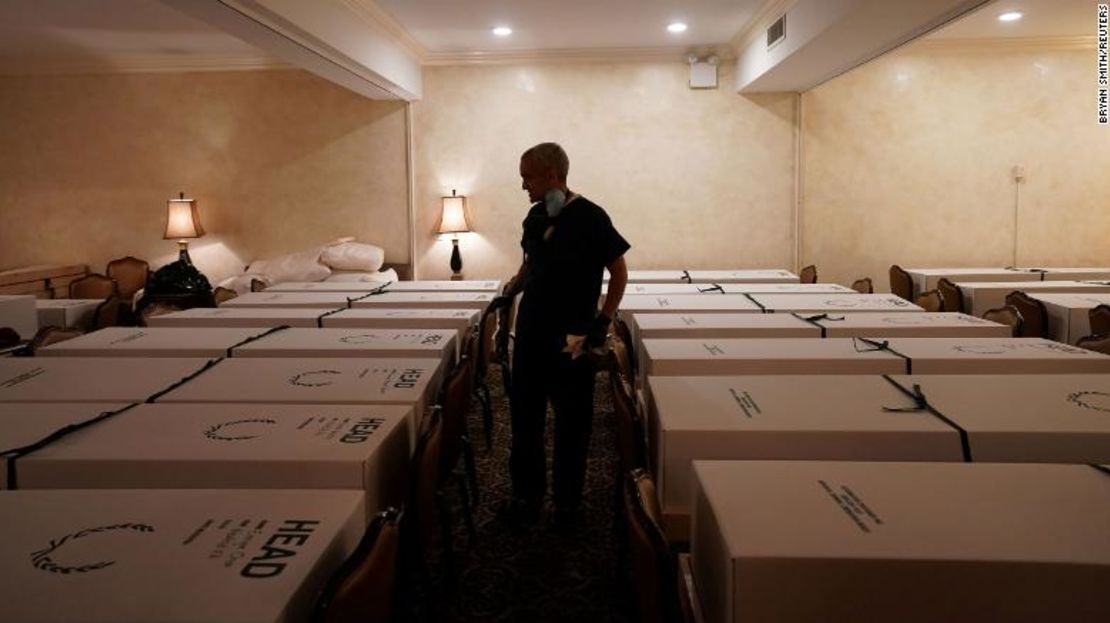 Esta funeraria en Nueva York estaba sobrepasada en abril con las muertes de la primera ola de la enfermedad.