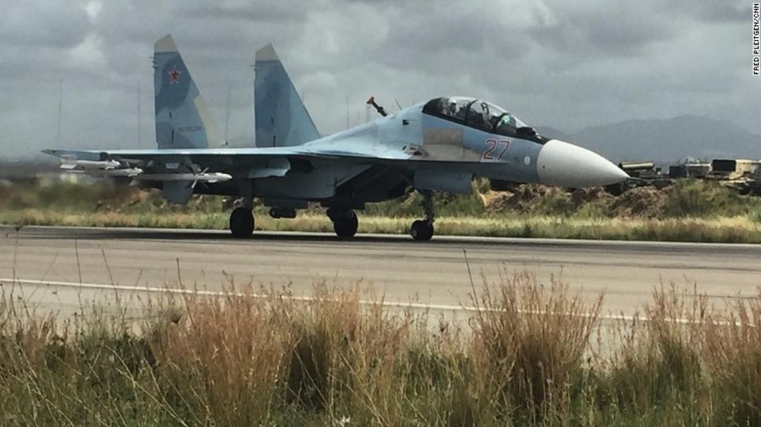 Un SU-35 ruso despega de la base Hmeimim en el norte de Siria.