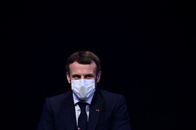 El presidente de Francia, Emmanuel Macron, dio positivo por coronavirus, anunció el Palacio del Elíseo el jueves 17 de diciembre de 2020. Macron se mantuvo aislado durante 7 días, trabajando de forma remota.