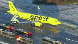 CNNE 930247 - avion de spirit airlines de desliza fuera de la pista