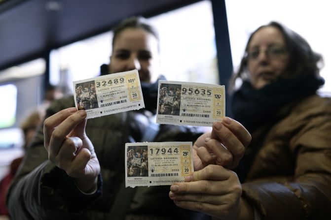 Los décimos suelen compartirse entre familiares y amigos que compran distintos números en sus trabajos, bares o grupos.