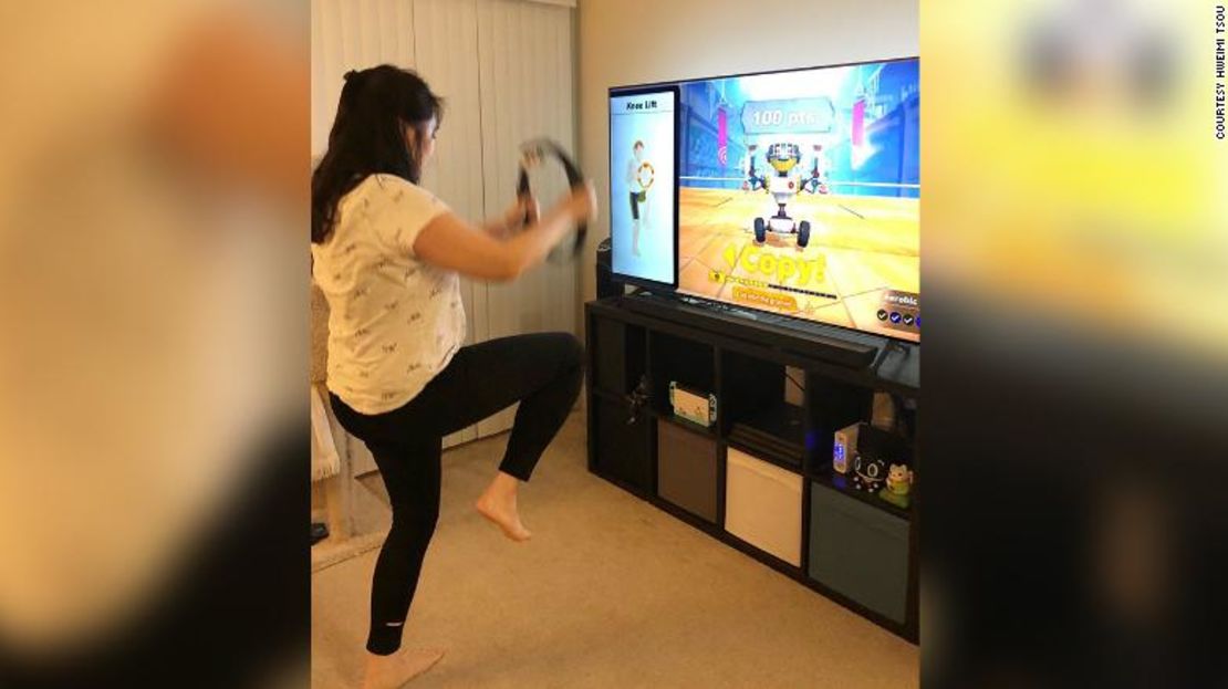 Hweimei Tsou, residente de de San Francisco, hace ejercicio en casa con Ring Fit Adventure en Nintendo Switch. Aquí ella hace levantamientos de rodilla.