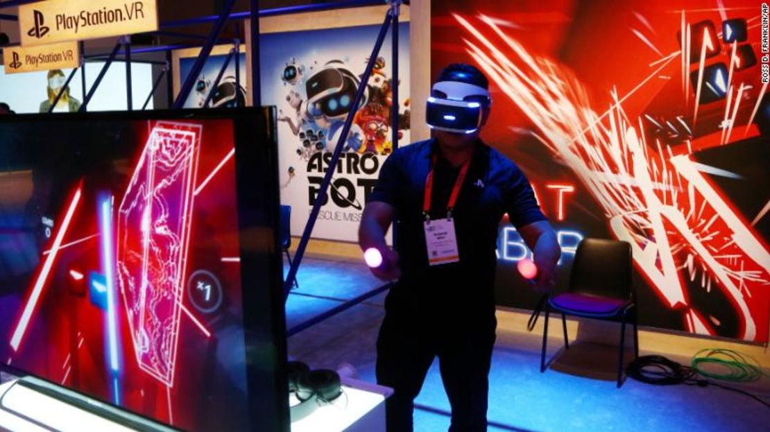 Un asistente juega Beat Sabre, un juego de realidad virtual de PlayStation, en el Consumer Electronics Show International, el 7 de enero de 2019, en Las Vegas.