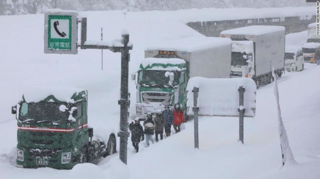 Cientos de vehículos quedaron varados debido a las fuertes nevadas en la autopista Kanetsu el 17 de diciembre.