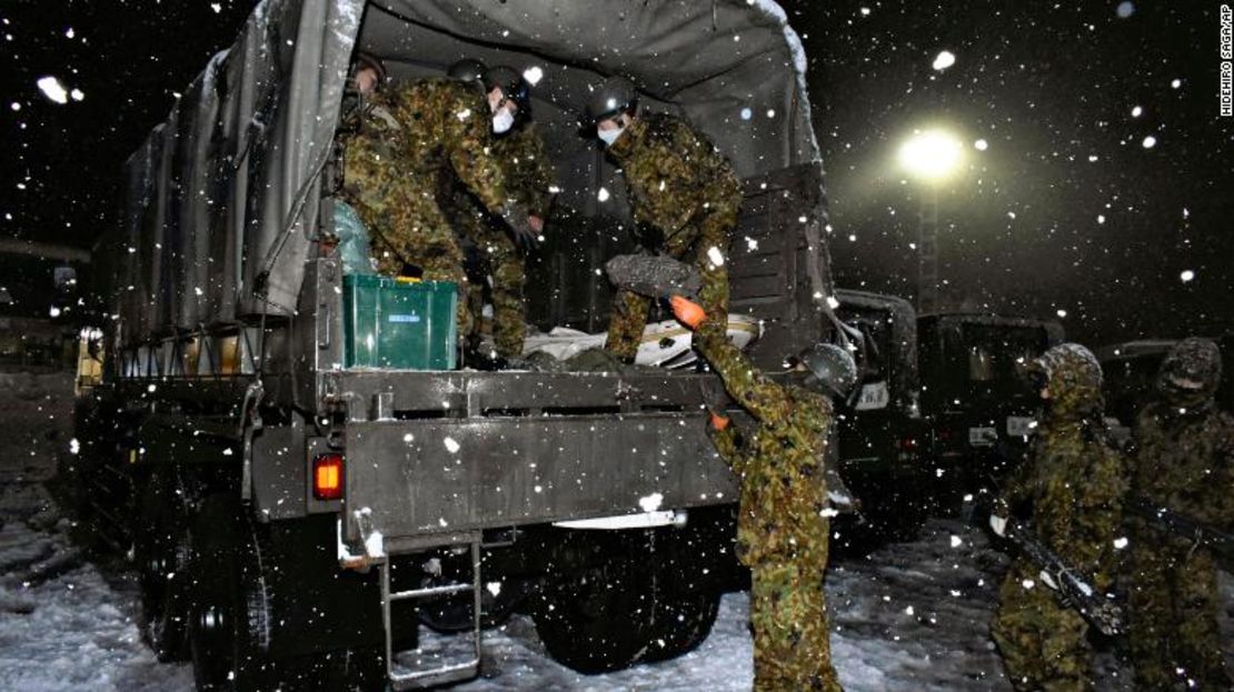 Personal de las Fuerzas de Autodefensa de Japón prepara comida y agua para las personas atrapadas en la autopista de Kanetsu el 17 de diciembre.