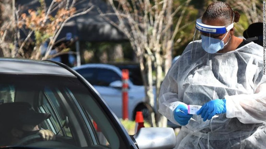 Un trabajador de la salud se prepara para realizar una muestra de hisopado nasal en un sitio de pruebas rápidas Covid-19 en Barnett Park en Orlando.