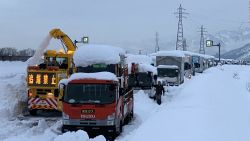 CNNE 930804 - una nevada causo 15 km de atasco en japon