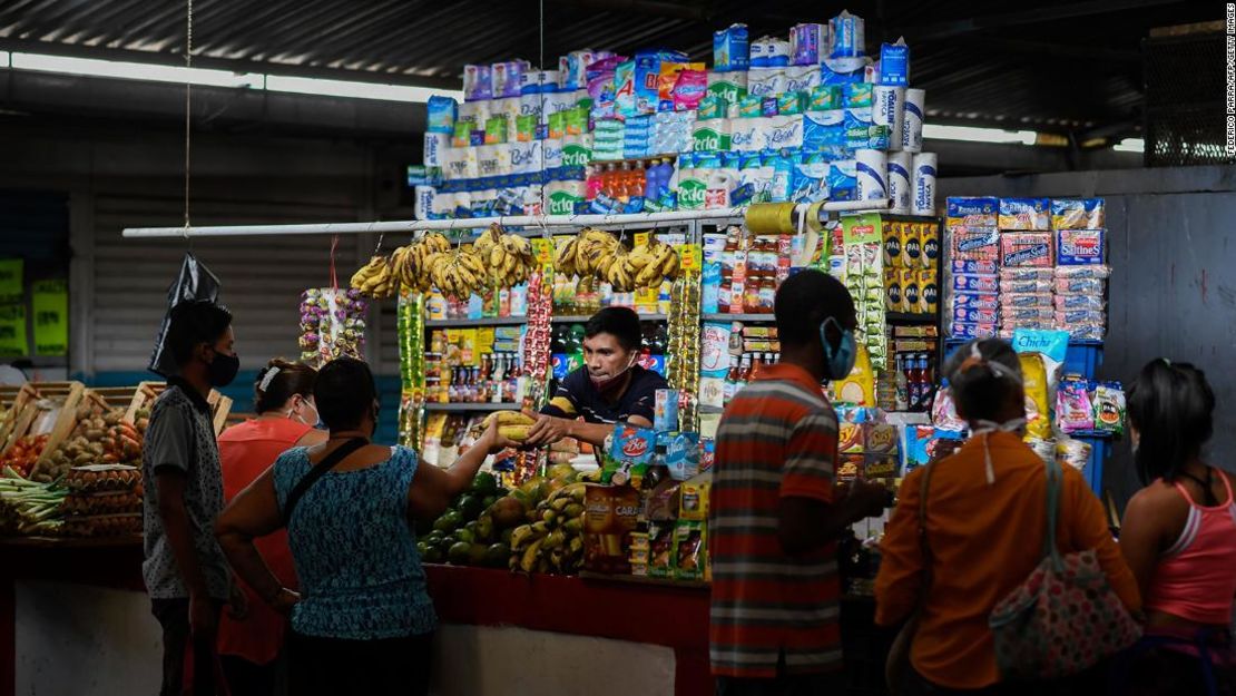 Un vendedor trabaja en un puesto en el mercado municipal de Chacao, en Caracas, el 3 de septiembre de 2020.