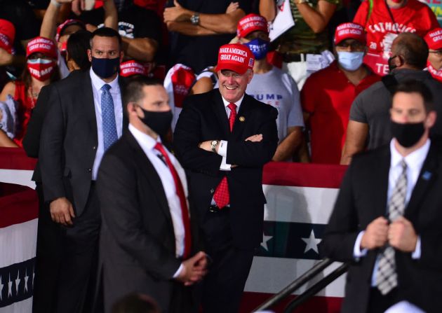 1 de noviembre – El secretario general de la Casa Blanca, Mark Meadows, en el centro con gorra rojo, asiste a un mitin de campaña de Donald Trump en Opa-locka, Florida. Meadows fue una de al menos cinco personas dentro de la órbita del presidente que darían positivo por coronavirus en una nueva serie de infecciones en la Casa Blanca. JLN Photography/Shutterstock