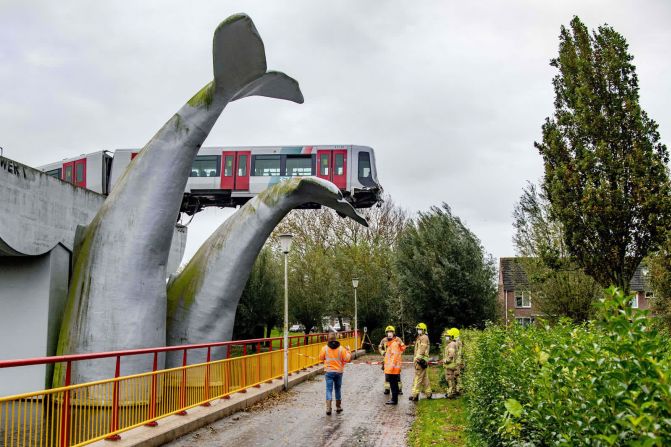 2 de noviembre – Un tren del metro en Spijkenisse, Países Bajos, se salvó de un accidente espectacular cuando atravesó las protecciones de amortiguamiento y aterrizó sobre una obra de arte en forma de cola de ballena. No había pasajeros a bordo y el operador del tren salió ileso. Robin Utrecht / ANP / AFP / Getty Images