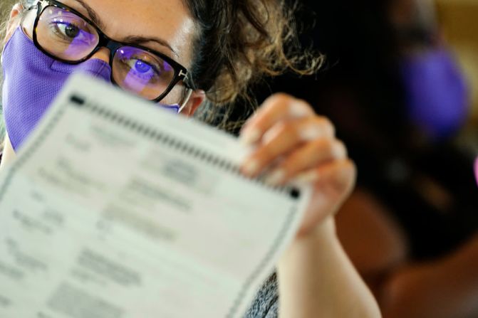 5 de noviembre – Una funcionaria electoral examina las boletas mientras continúa el conteo de votos en Atlanta. Brynn Anderson / AP