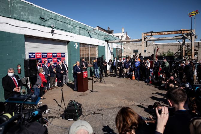 7 de noviembre – El exalcalde de la ciudad de Nueva York Rudy Giuliani, abogado personal del presidente de Estados Unidos, Donald Trump, habla con los medios de comunicación en el estacionamiento de Four Seasons Total Landscaping en Filadelfia. La conferencia de prensa tuvo lugar cuando las cadenas de noticias anunciaron que Biden había ganado la presidencia. Chris McGrath / Getty Images