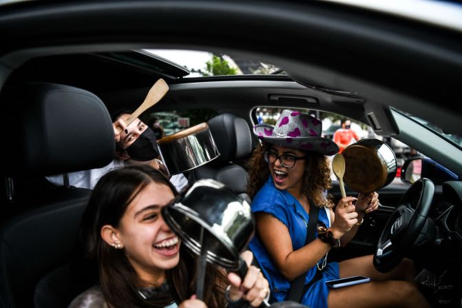 7 de noviembre – Gente celebra la victoria electoral de Joe Biden en Miami. Chandan Khanna / AFP / Getty Images