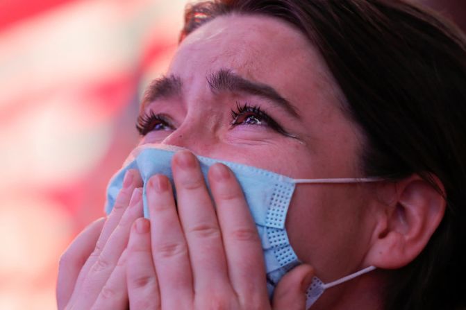 7 de noviembre – Krista Matheny reacciona mientras mira el discurso de victoria de Joe Biden desde Times Square en Nueva York. Andrew Kelly / Reuters