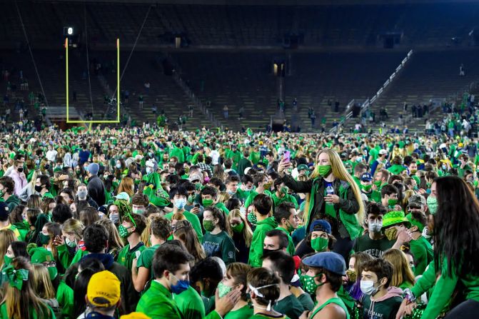 7 de noviembre – Seguidores saltan al campo después de que el equipo de fútbol americano de Notre Dame derrotara a Clemson, el mejor clasificado, en South Bend, Indiana. En respuesta, la universidad ordenó pruebas de coronavirus para los estudiantes. Matt Cashore / USA Today Sports