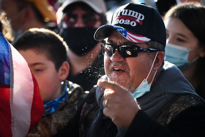 14 de noviembre – Un partidario de Trump grita a manifestantes contrarios durante la Marcha del Millón de MAGA en Washington. Algunos de los partidarios de Trump han protestado por los resultados de las elecciones. Caroline Brehman / CQ-Roll Call / Getty Images