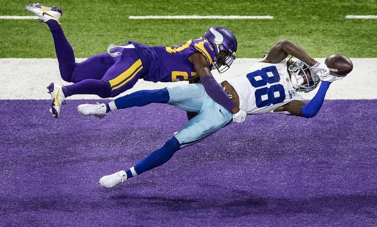 22 de noviembre – El jugador de los Dallas Cowboys CeeDee Lamb atrapa un pase de anotación mientras es cubierto por Jeff Gladney de Minnesota. Jerry Holt / Star Tribune / AP