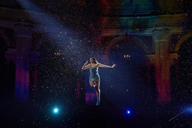 22 de noviembre – La cantante Dua Lipa actúa en Londres. Su actuación fue transmitida en vivo como parte de los American Music Awards. Gareth Cattermole / Getty Images para DCP