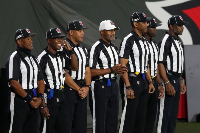 23 de noviembre – El primer equipo de árbitros de la NFL compuesto exclusivamente por personas negras posa antes del inicio de un juego en Tampa, Florida. Cliff Welch / Icon Sportswire / Getty Images