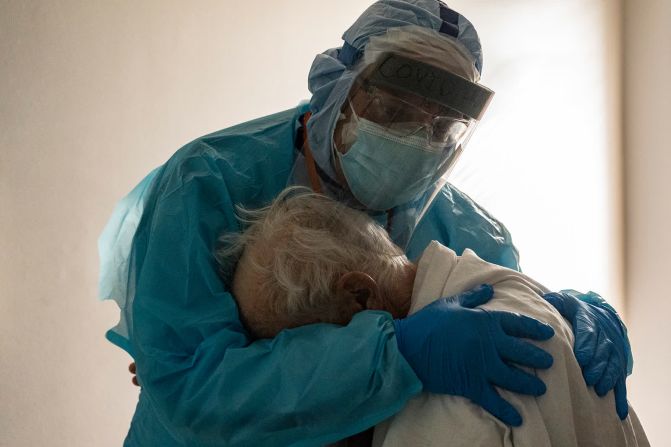 26 de noviembre – El Dr. Joseph Varon consuela a un paciente durante Acción de Gracias en la unidad de cuidados intensivos de covid-19 en el United Memorial Medical Center en Houston. Texas fue el primer estado en pasar 1 millón de casos de coronavirus, según datos de la Universidad Johns Hopkins. "Cuando entro a mi unidad covid, veo que este paciente mayor está fuera de su cama y está tratando de salir de la habitación y está llorando", dijo Varon. "Entonces, me acerco a él y le digo '¿Por qué lloras?', y el hombre dice:' Quiero estar con mi esposa'. ”Varon dijo que el hombre no podría ver a su esposa hasta que no diera negativo en su prueba y pudiera ser dado de alta. Ir Nakamura / Getty Images