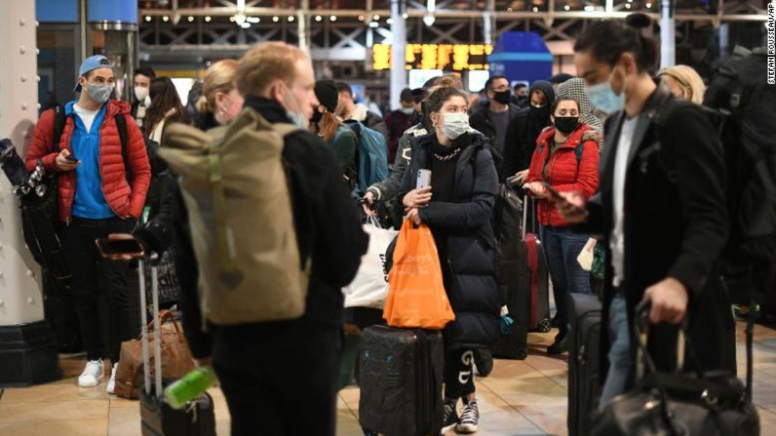 Pasajeros esperan en la explanada de la estación de Paddington en Londres después del anuncio de que la capital pronto se trasladaría al Nivel 4 de covid-19.