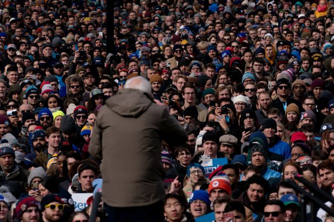 29 de febrero — La gente observa al senador estadounidense Bernie Sanders mientras el aspirante presidencial hace un evento de campaña en Boston.