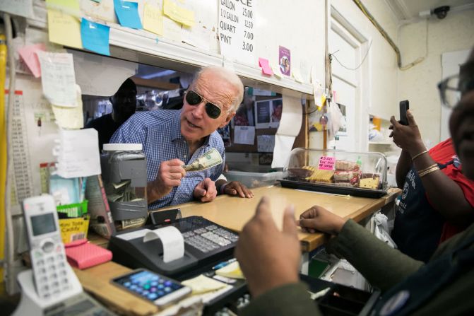 27 de febrero — El aspirante presidencial demócrata Joe Biden ordena comida en Scott's BBQ en Hemingway, Carolina del Sur.