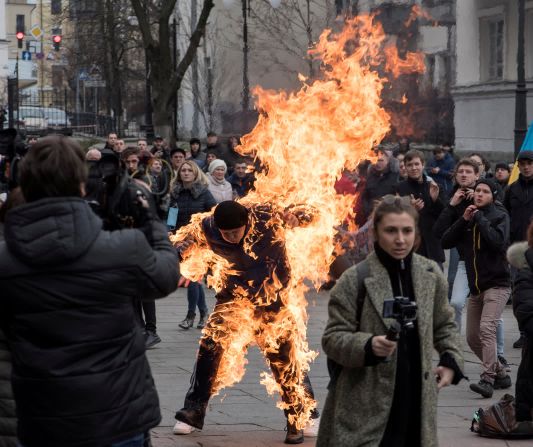 26 de febrero — Oleksandr Burlakov se prende fuego durante mítines de protesta frente a la oficina presidencial en Kiev, Ucrania. Según los informes, sufrió heridas leves y dijo que su motivo era llamar la atención sobre su difícil situación, que estaba relacionada con la propiedad de la tierra.