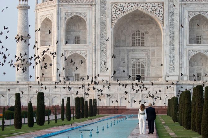 24 de febrero — El presidente de Estados Unidos, Donald Trump, y la primera dama Melania Trump recorren el Taj Mahal mientras visitan Agra, India. La visita de dos días de Trump a la India también incluyó un banquete estatal y un mitin masivo en un estadio de cricket.