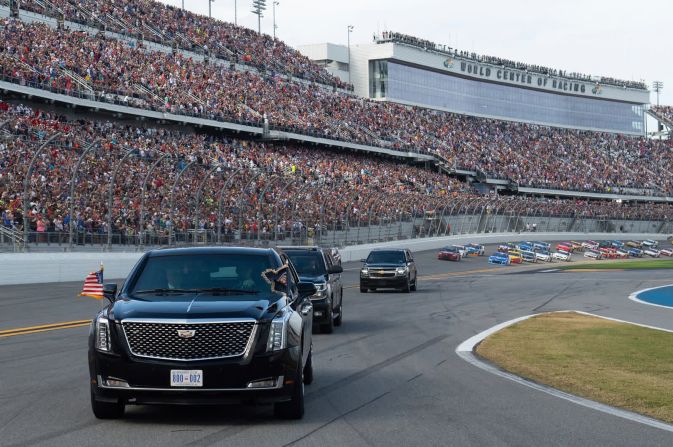 16 de febrero — El presidente de Estados Unidos, Donald Trump, y la primera dama Melania Trump dan una vuelta por el Daytona International Speedway antes de las 500 Millas de Daytona. Trump fue el gran mariscal de la carrera.