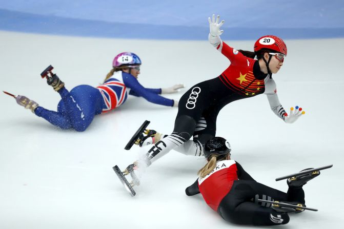 16 de febrero — Las patinadoras de velocidad de pista corta Elise Christie, Chunyu Qu y Kamila Stormowska chocan durante una carrera de 500 metros en Dordrecht, Países Bajos.