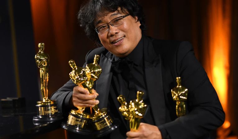 9 de febrero — El director de "Parasite", Bong Joon Ho, sostiene varios premios de la Academia mientras asiste al baile de los Oscars en Los Ángeles. "Parasite" se convirtió en la primera película en un idioma no inglés en ganar el Oscar a la mejor película. También ganó premios Oscar a mejor director, mejor largometraje internacional y mejor guión original.