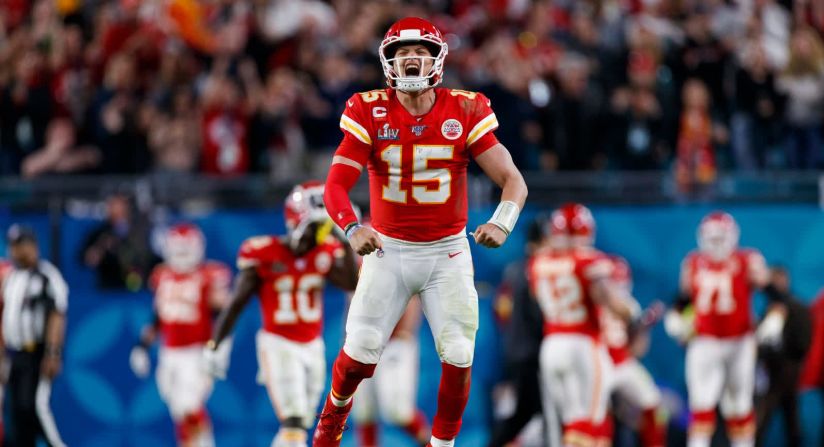 2 de febrero — El mariscal de campo de Kansas City Patrick Mahomes celebra después de lanzar lo que resultó ser el touchdown ganador del juego del Super Bowl. Mahomes fue nombrado Jugador Más Valioso del Super Bowl después de que los Chiefs derrotaran a San Francisco 31-20.