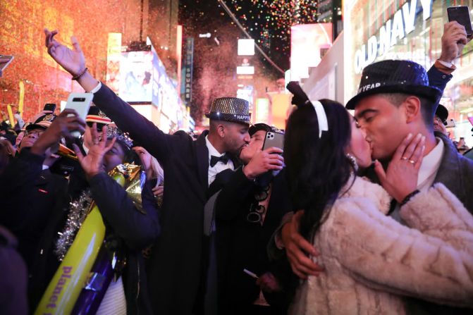 1 de enero - Las personas reciben el año nuevo en Times Square de Nueva York. Calla Kessler / The New York Times / Redux