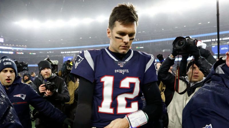 4 de enero - El mariscal de campo de los Patriots, Tom Brady, sale del campo después de que su equipo perdiera ante Tennessee en los playoffs de la NFL. Fue su último partido como Patriot. El seis veces campeón del Super Bowl se unió a los Tampa Bay Buccaneers en marzo. Greg M. Cooper / USA Today Sports