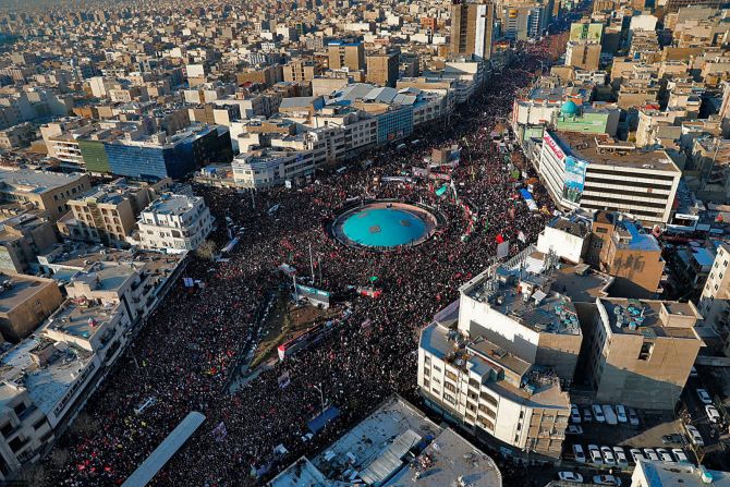 6 de enero - Las personas se reúnen en Teherán, Irán, para asistir a una ceremonia fúnebre del general iraní Qasem Soleimani. Dos días después, Irán tomó represalias disparando misiles contra dos bases iraquíes que albergaban a tropas estadounidenses. No hubo bajas en el ataque, pero sí heridos. El presidente de Estados Unidos, Donald Trump, señaló una disminución de las tensiones: "Irán parece haberse retirado, lo que es bueno para todas las partes interesadas y muy bueno para el mundo". Oficina del Líder Supremo de Irán / AP