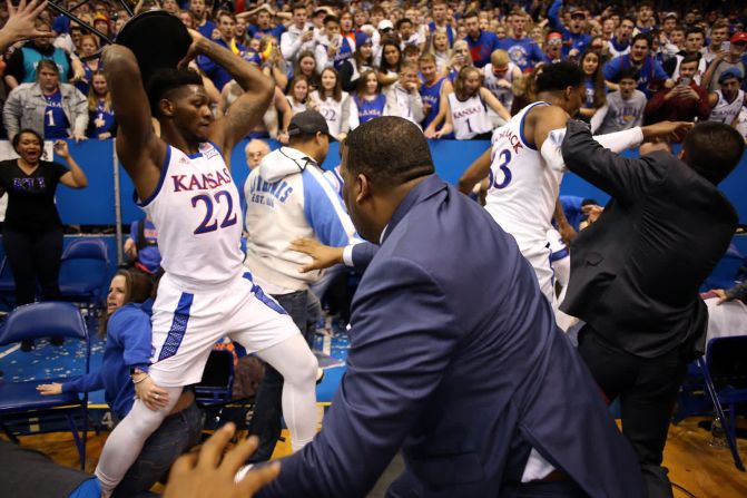 21 de enero - El jugador de Kansas Silvio De Sousa toma una silla durante una pelea en el banquillo contra su rival Kansas State. Cuatro jugadores fueron suspendidos por la Big 12 Conference. Jamie Squire / Getty Images