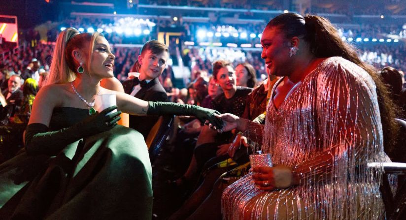 26 de enero - Las cantantes Ariana Grande, izquierda, y Lizzo asisten a los premios Grammy. Lizzo fue nominada a ocho premios Grammy y se llevó a casa tres. John Shearer / Getty Images para The Recording Academy