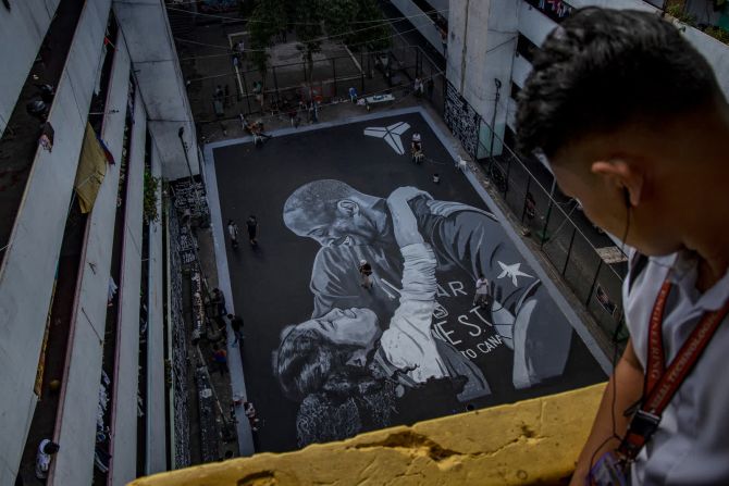 28 de enero - Vista aérea de un mural gigante de la leyenda de la NBA Kobe Bryant y su hija de 13 años, Gianna, en una cancha de baloncesto en Taguig, Filipinas. Fue pintado dos días antes, pocas horas después de que los Bryant y otras siete personas murieran en un accidente de helicóptero en California. Ezra Acayan / Getty Images